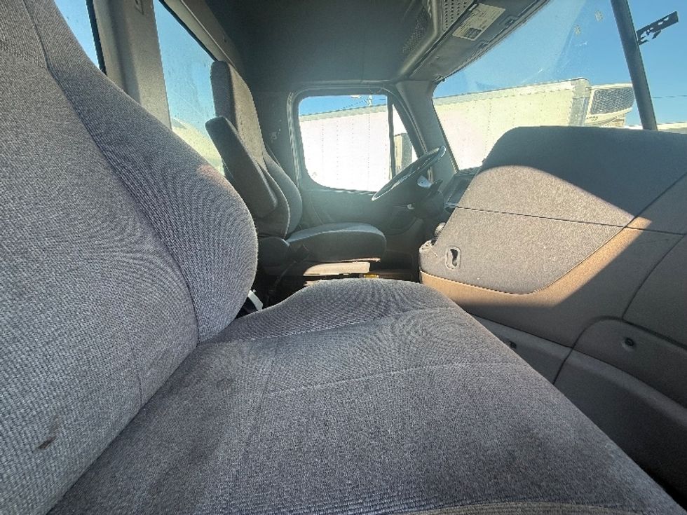 Day Cab Tractor-Heavy Duty Tractors-Freightliner-2019-Cascadia 12564ST-Baltimore-MD-260,690\n\t\tmiles-$ 42,500 - Image 13