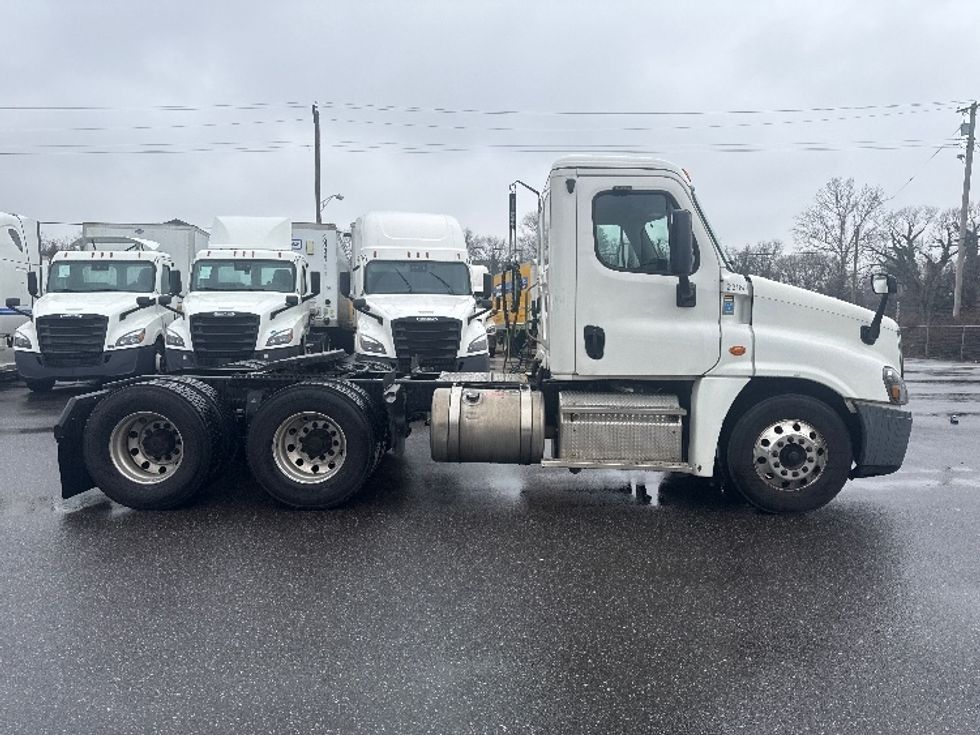 Day Cab Tractor-Heavy Duty Tractors-Freightliner-2019-Cascadia 12564ST-Baltimore-MD-260,690\n\t\tmiles-$ 42,500 - Image 8