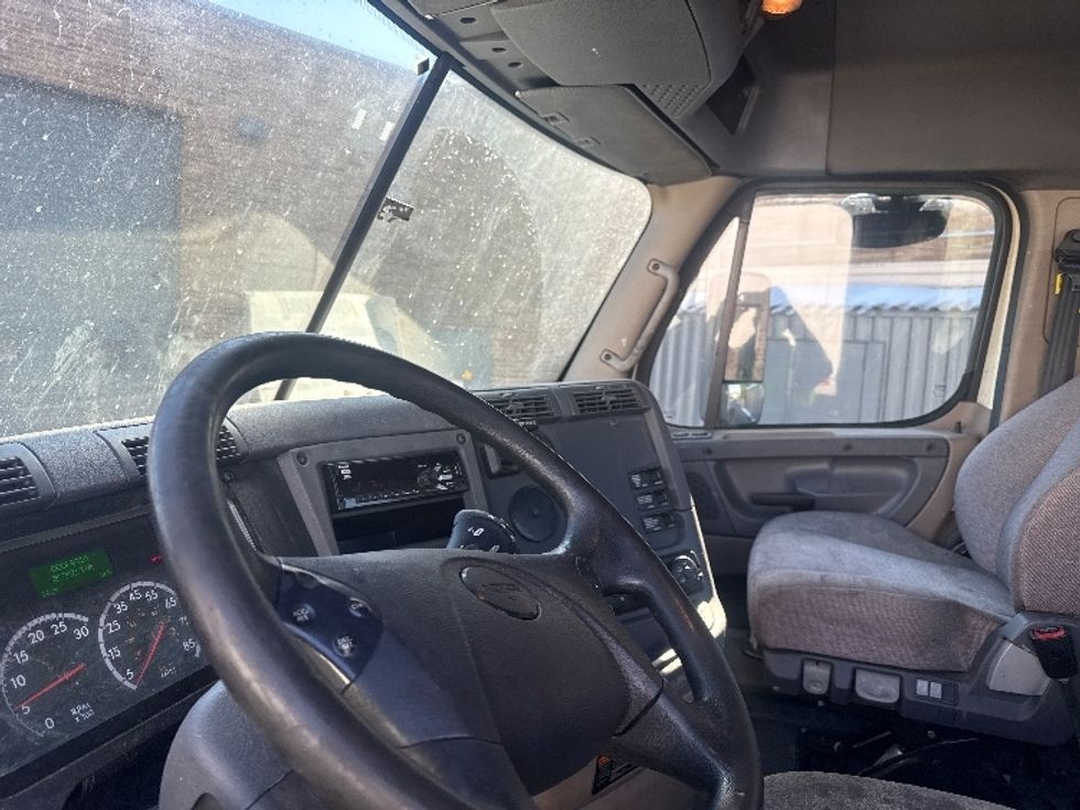 Day Cab Tractor-Heavy Duty Tractors-Freightliner-2019-Cascadia 12564ST-Baltimore-MD-267,114\n\t\tmiles-$ 42,000 - Image 10