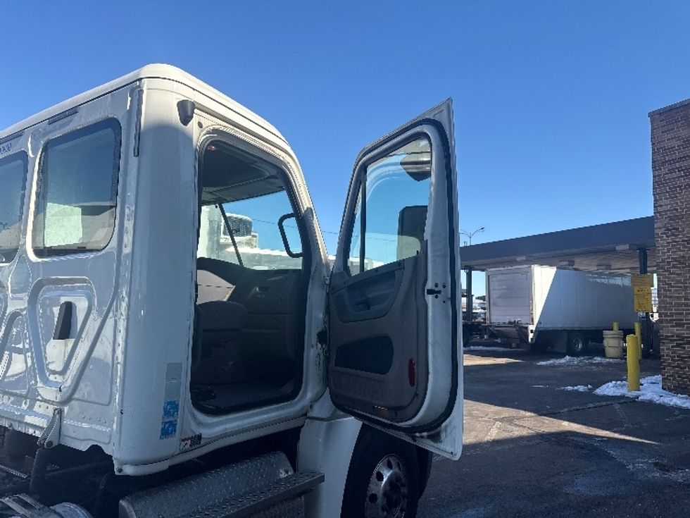 Day Cab Tractor-Heavy Duty Tractors-Freightliner-2019-Cascadia 12564ST-Baltimore-MD-267,114\n\t\tmiles-$ 42,000 - Image 12