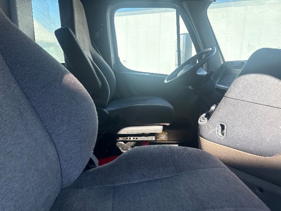 Day Cab Tractor-Heavy Duty Tractors-Freightliner-2019-Cascadia 12564ST-Baltimore-MD-267,114\n\t\tmiles-$ 42,000 - Image 14