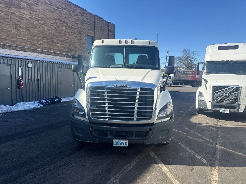 Day Cab Tractor-Heavy Duty Tractors-Freightliner-2019-Cascadia 12564ST-Baltimore-MD-267,114\n\t\tmiles-$ 42,000 - Image 2