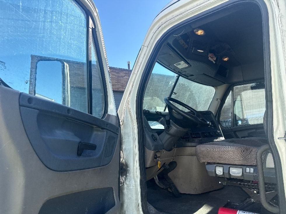 Day Cab Tractor-Heavy Duty Tractors-Freightliner-2019-Cascadia 12564ST-Baltimore-MD-267,114\n\t\tmiles-$ 42,000 - Image 9