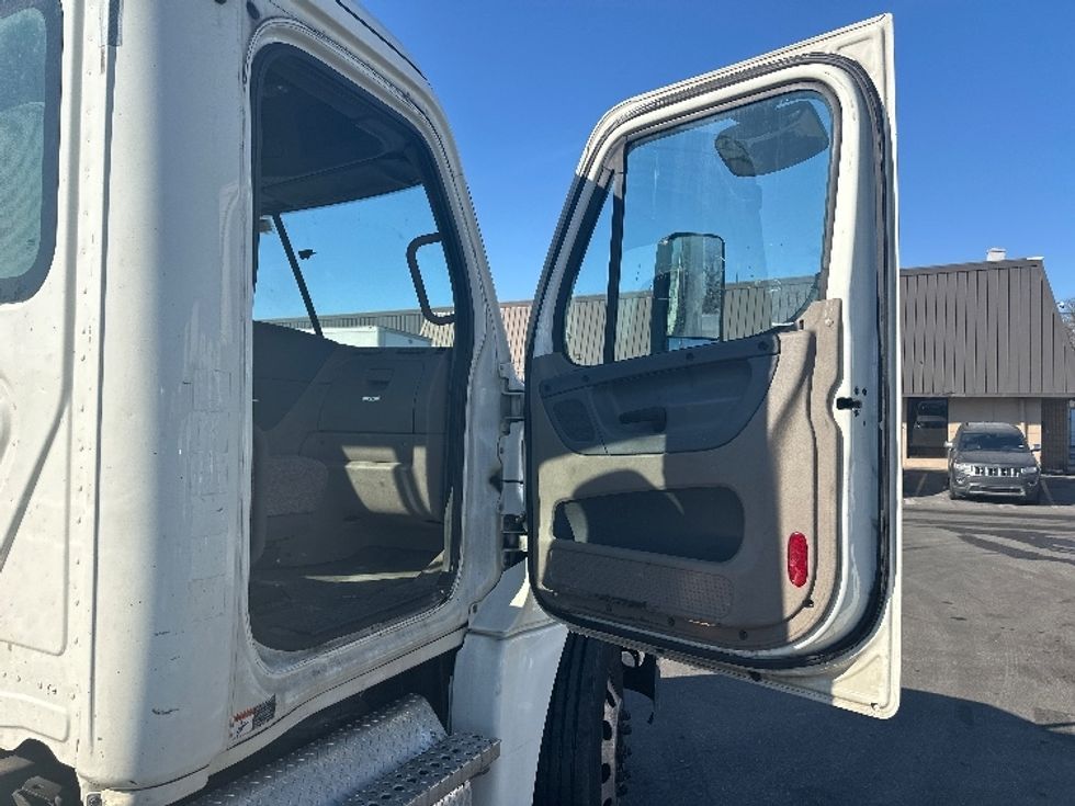Day Cab Tractor-Heavy Duty Tractors-Freightliner-2019-Cascadia 12564ST-Baltimore-MD-270,259\n\t\tmiles-$ 42,000 - Image 11