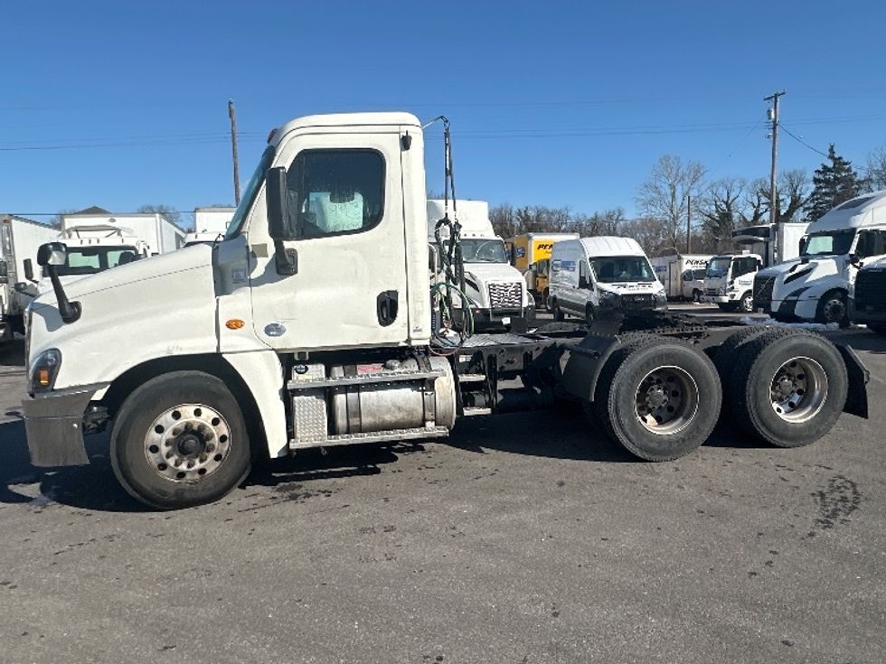 Day Cab Tractor-Heavy Duty Tractors-Freightliner-2019-Cascadia 12564ST-Baltimore-MD-270,259\n\t\tmiles-$ 42,000 - Image 4