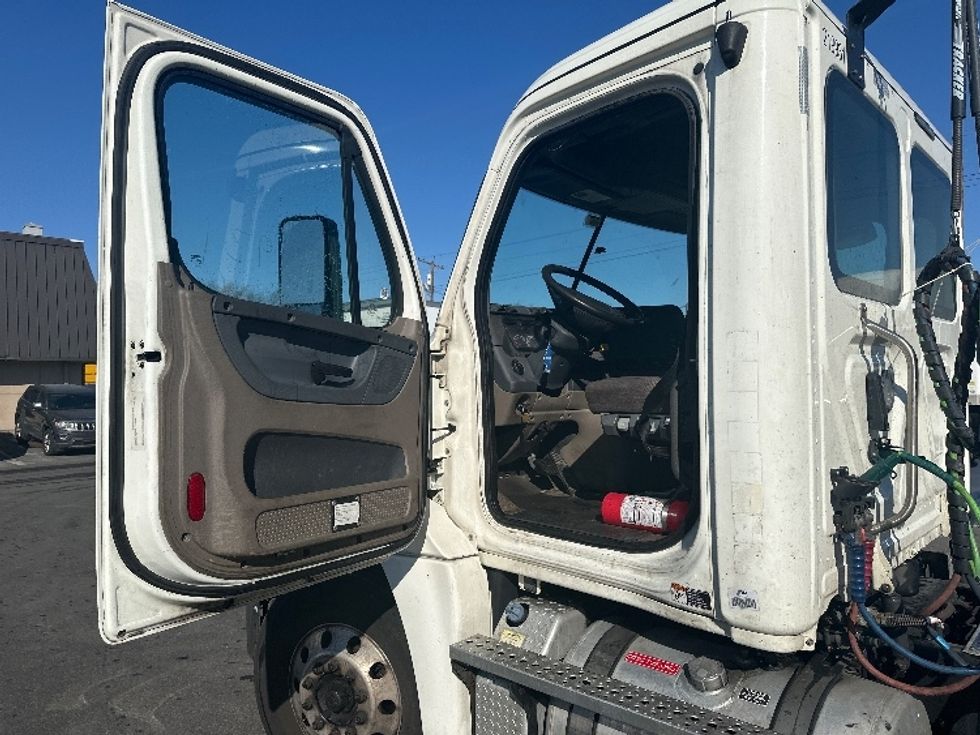 Day Cab Tractor-Heavy Duty Tractors-Freightliner-2019-Cascadia 12564ST-Baltimore-MD-270,259\n\t\tmiles-$ 42,000 - Image 9