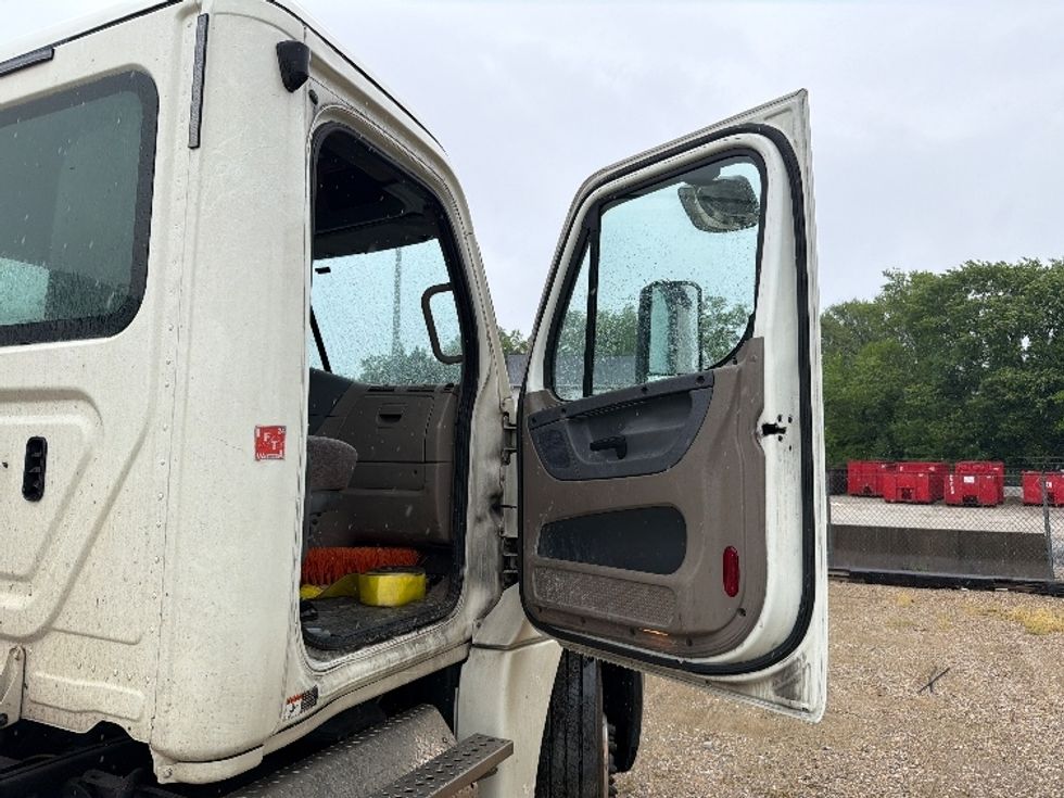 Day Cab Tractor-Heavy Duty Tractors-Freightliner-2019-Cascadia 12564ST-Baltimore-MD-272,742\n\t\tmiles-$ 45,250 - Image 12
