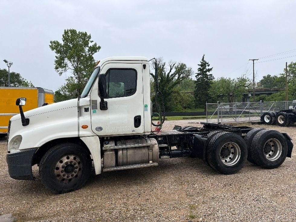 Day Cab Tractor-Heavy Duty Tractors-Freightliner-2019-Cascadia 12564ST-Baltimore-MD-272,742\n\t\tmiles-$ 45,250 - Image 4
