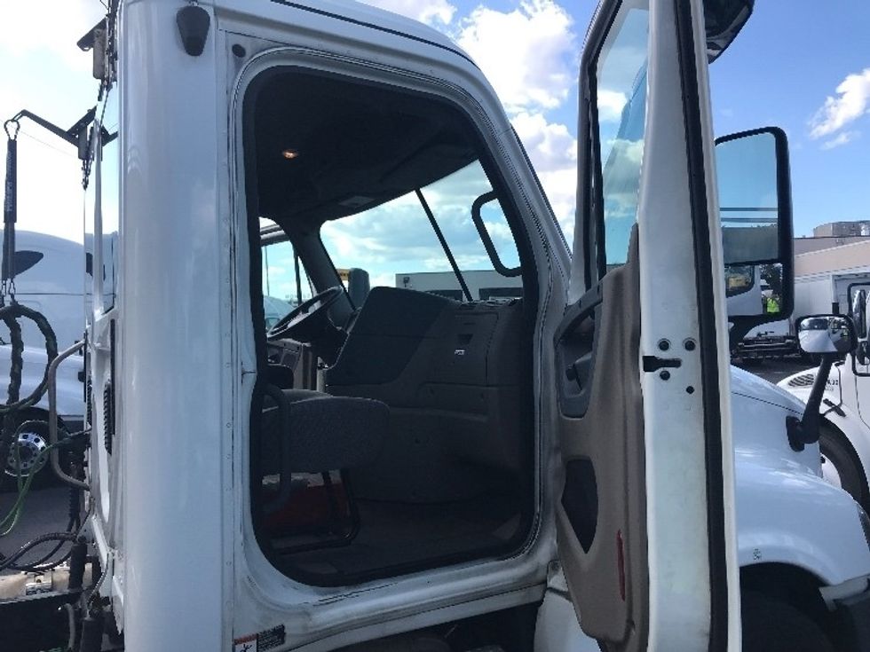 Day Cab Tractor-Heavy Duty Tractors-Freightliner-2019-Cascadia 12564ST-Baltimore-MD-280,013\n\t\tmiles-$ 41,500 - Image 11