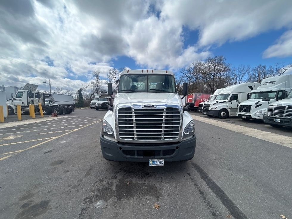 Day Cab Tractor-Heavy Duty Tractors-Freightliner-2019-Cascadia 12564ST-Baltimore-MD-285,643\n\t\tmiles-$ 41,250 - Image 2