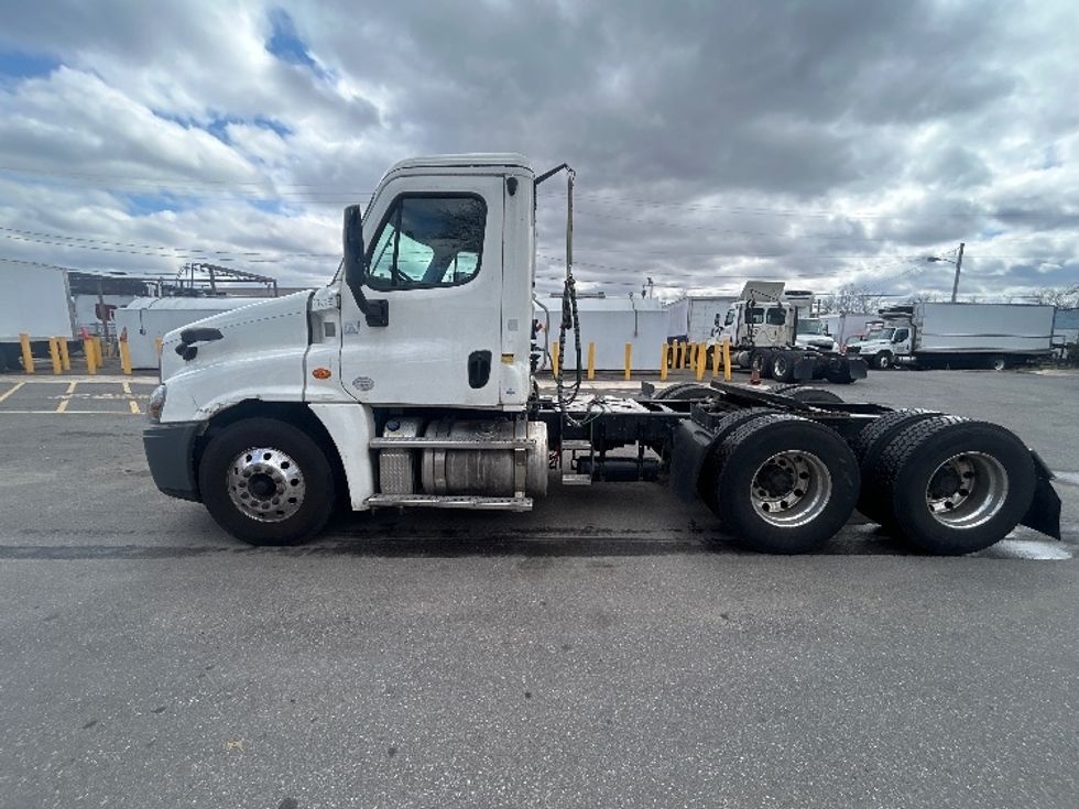 Day Cab Tractor-Heavy Duty Tractors-Freightliner-2019-Cascadia 12564ST-Baltimore-MD-285,643\n\t\tmiles-$ 41,250 - Image 4