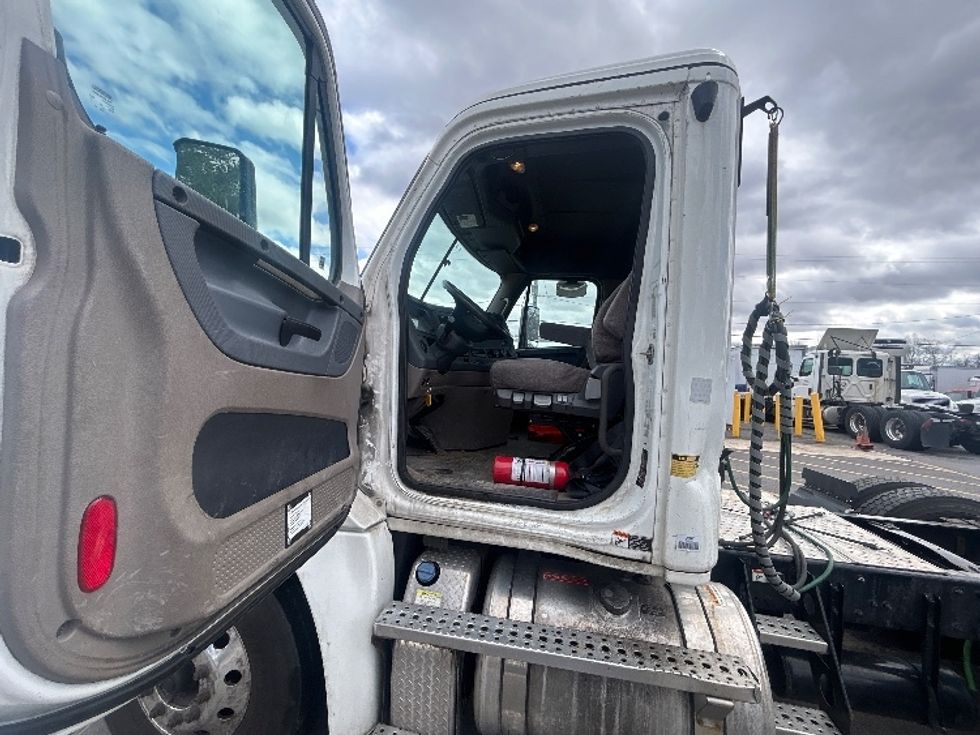 Day Cab Tractor-Heavy Duty Tractors-Freightliner-2019-Cascadia 12564ST-Baltimore-MD-285,643\n\t\tmiles-$ 41,250 - Image 9
