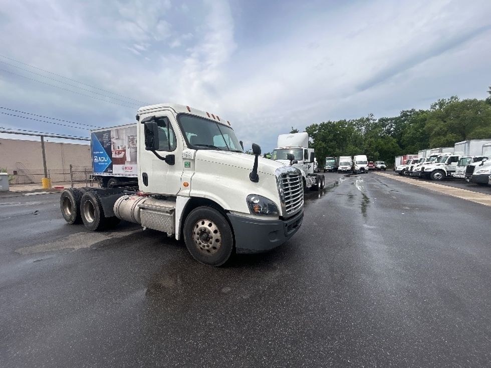 Day Cab Tractor-Heavy Duty Tractors-Freightliner-2019-Cascadia 12564ST-Baltimore-MD-296,137\n\t\tmiles-$ 42,750 - Image 1