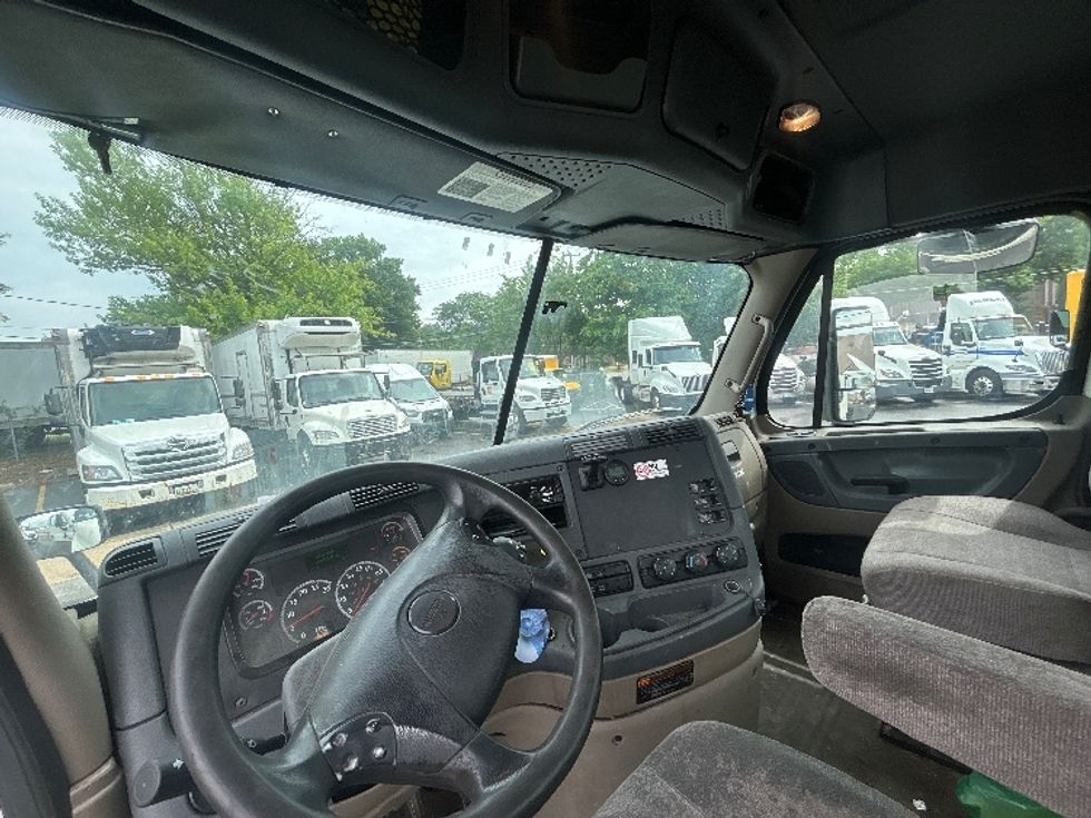 Day Cab Tractor-Heavy Duty Tractors-Freightliner-2019-Cascadia 12564ST-Baltimore-MD-296,137\n\t\tmiles-$ 42,750 - Image 10