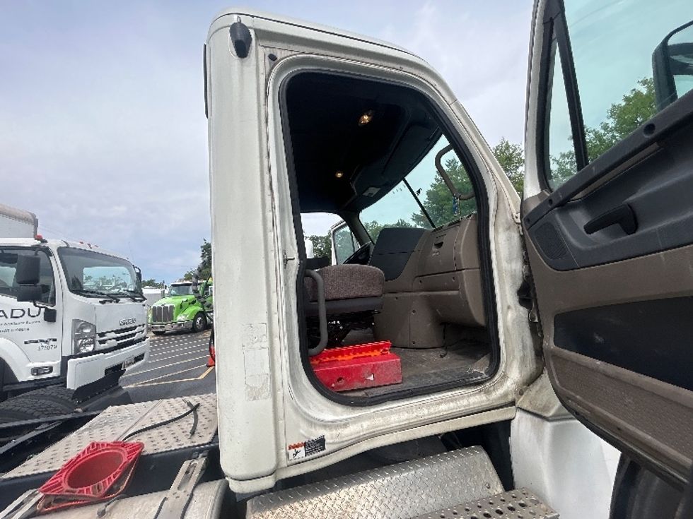 Day Cab Tractor-Heavy Duty Tractors-Freightliner-2019-Cascadia 12564ST-Baltimore-MD-296,137\n\t\tmiles-$ 42,750 - Image 12