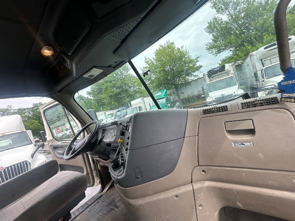 Day Cab Tractor-Heavy Duty Tractors-Freightliner-2019-Cascadia 12564ST-Baltimore-MD-296,137\n\t\tmiles-$ 42,750 - Image 13