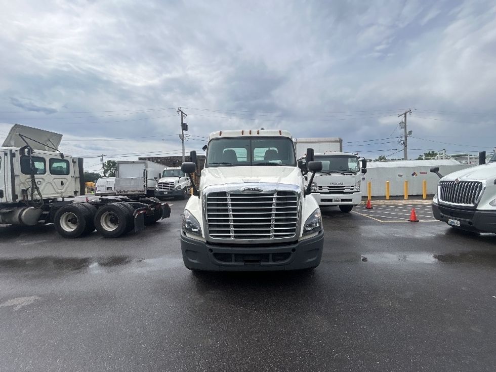Day Cab Tractor-Heavy Duty Tractors-Freightliner-2019-Cascadia 12564ST-Baltimore-MD-296,137\n\t\tmiles-$ 42,750 - Image 2