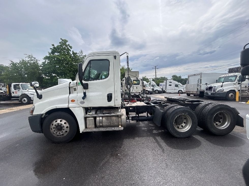 Day Cab Tractor-Heavy Duty Tractors-Freightliner-2019-Cascadia 12564ST-Baltimore-MD-296,137\n\t\tmiles-$ 42,750 - Image 4