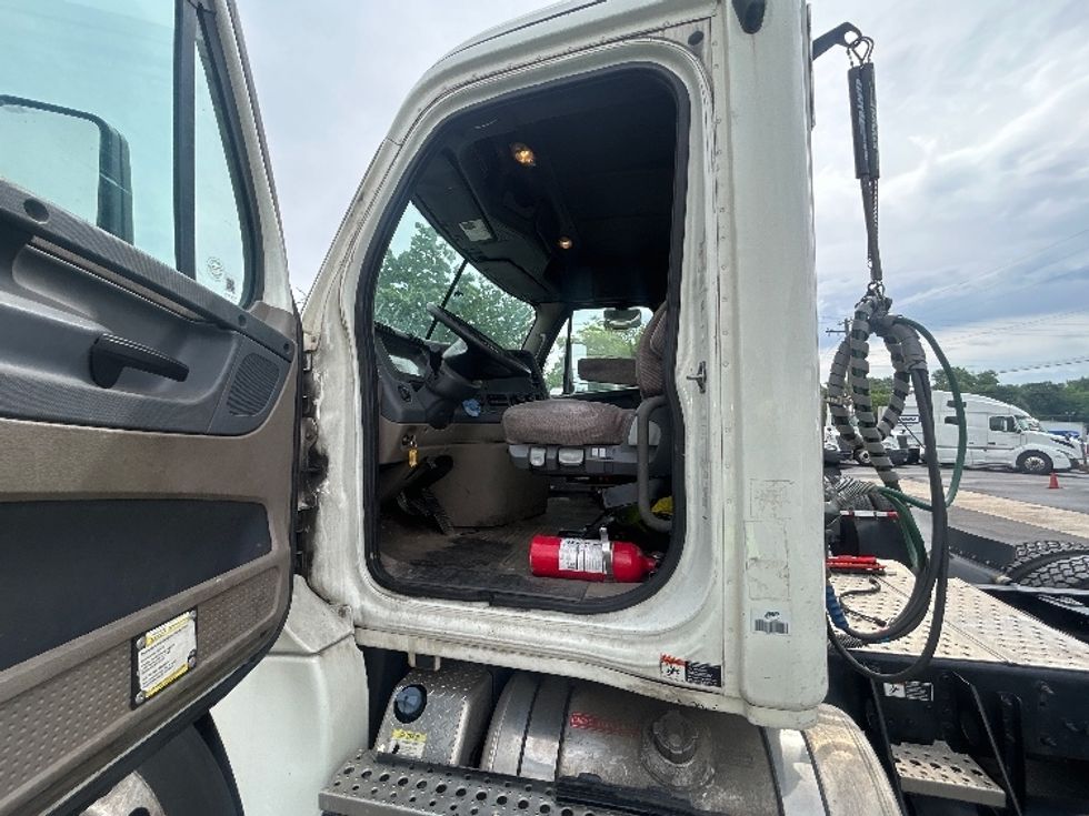 Day Cab Tractor-Heavy Duty Tractors-Freightliner-2019-Cascadia 12564ST-Baltimore-MD-296,137\n\t\tmiles-$ 42,750 - Image 9
