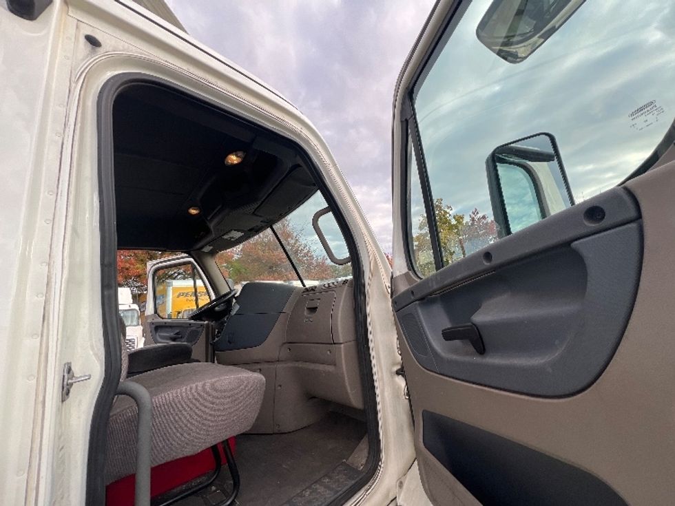 Day Cab Tractor-Heavy Duty Tractors-Freightliner-2019-Cascadia 12564ST-Baltimore-MD-473,521\n\t\tmiles-$ 31,000 - Image 12