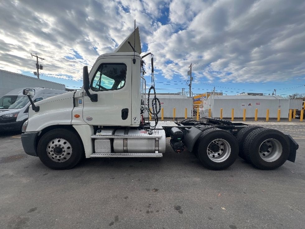 Day Cab Tractor-Heavy Duty Tractors-Freightliner-2019-Cascadia 12564ST-Baltimore-MD-473,521\n\t\tmiles-$ 31,000 - Image 4