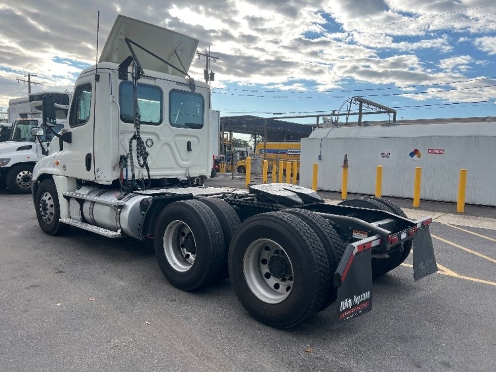 Day Cab Tractor-Heavy Duty Tractors-Freightliner-2019-Cascadia 12564ST-Baltimore-MD-473,521\n\t\tmiles-$ 31,000 - Image 5