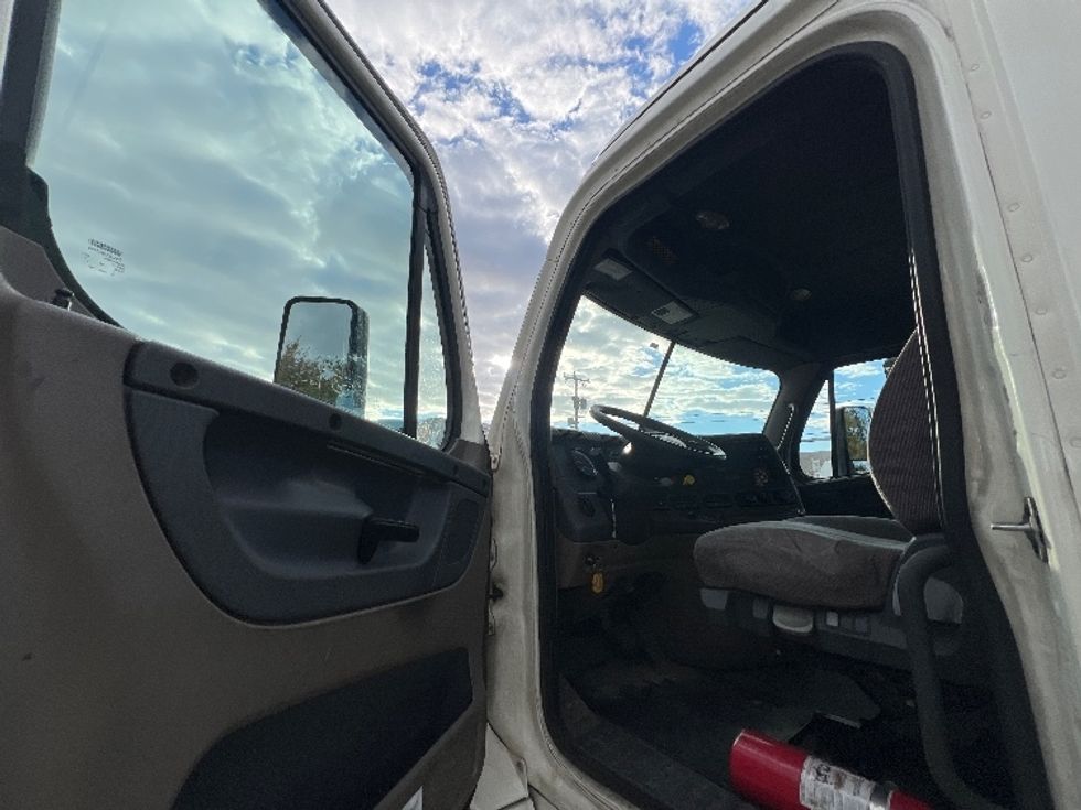 Day Cab Tractor-Heavy Duty Tractors-Freightliner-2019-Cascadia 12564ST-Baltimore-MD-473,521\n\t\tmiles-$ 31,000 - Image 9