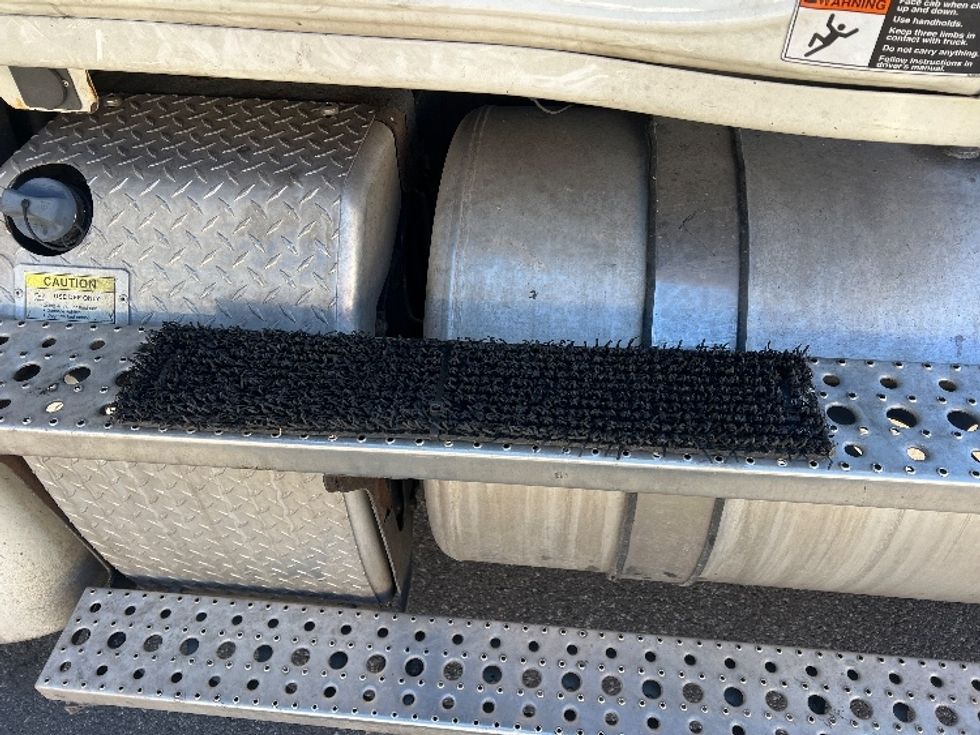 Day Cab Tractor-Heavy Duty Tractors-Freightliner-2019-Cascadia 12564ST-Baltimore-MD-585,915\n\t\tmiles-$ 25,250 - Image 17