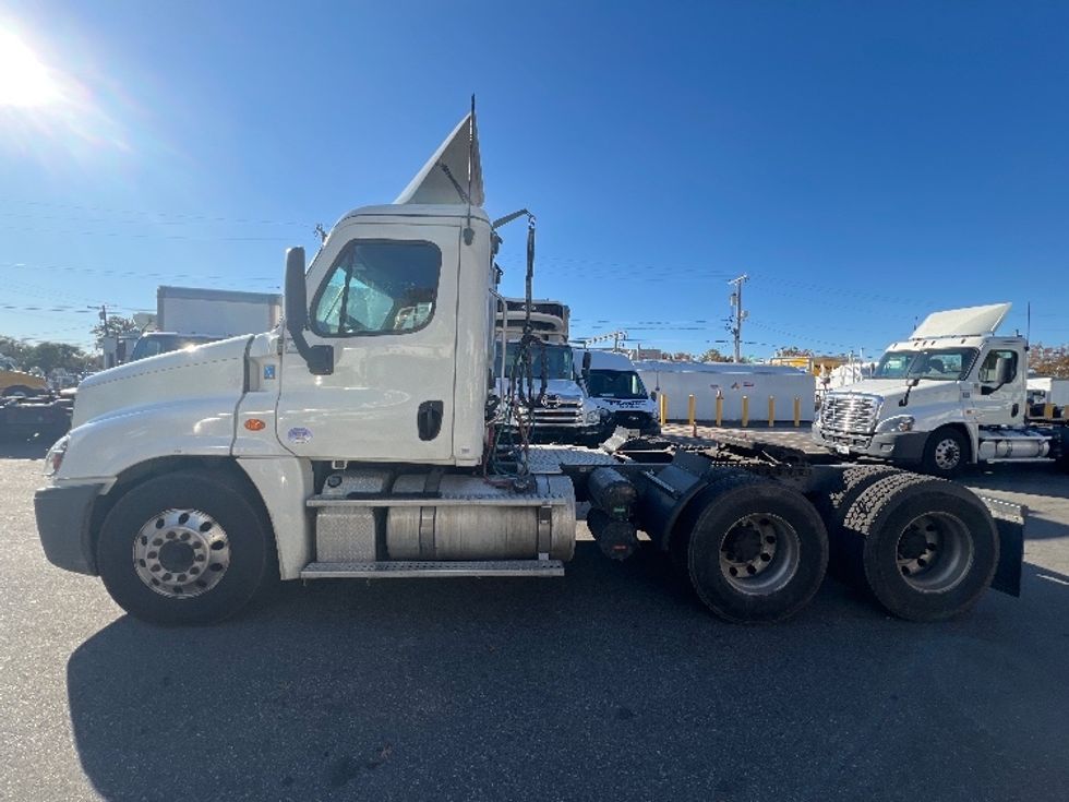 Day Cab Tractor-Heavy Duty Tractors-Freightliner-2019-Cascadia 12564ST-Baltimore-MD-585,915\n\t\tmiles-$ 25,250 - Image 4