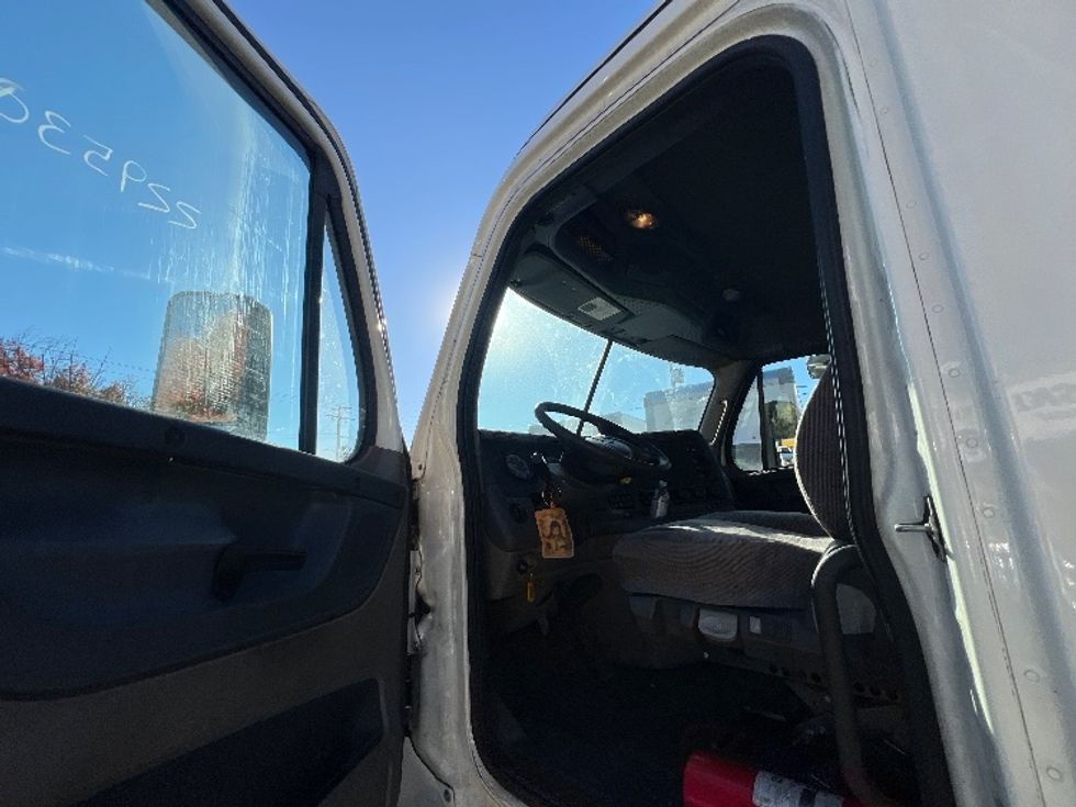 Day Cab Tractor-Heavy Duty Tractors-Freightliner-2019-Cascadia 12564ST-Baltimore-MD-585,915\n\t\tmiles-$ 25,250 - Image 9