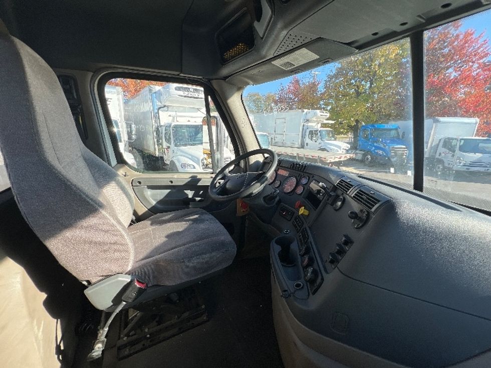 Day Cab Tractor-Heavy Duty Tractors-Freightliner-2019-Cascadia 12564ST-Baltimore-MD-588,354\n\t\tmiles-$ 26,500 - Image 14