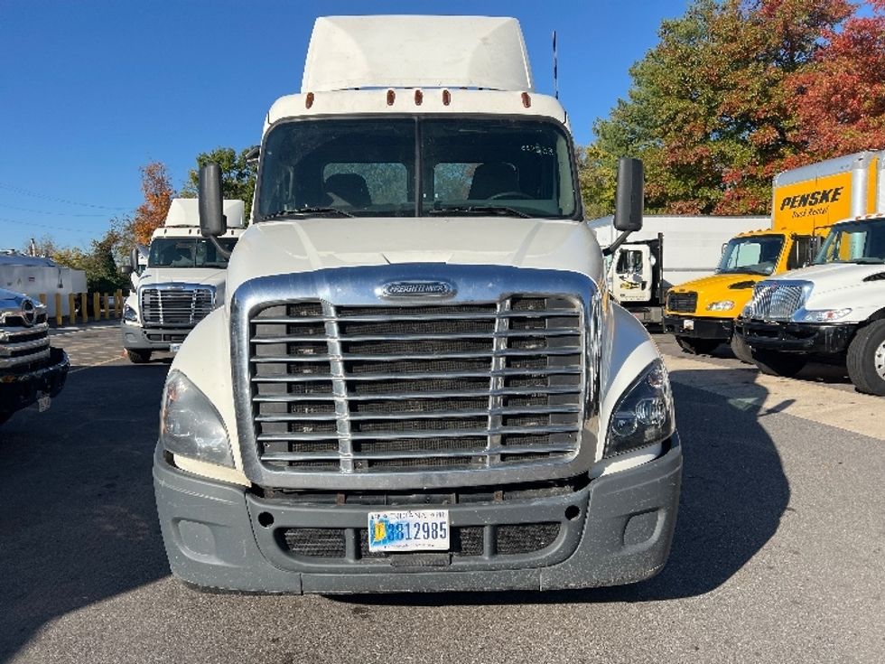 Day Cab Tractor-Heavy Duty Tractors-Freightliner-2019-Cascadia 12564ST-Baltimore-MD-588,354\n\t\tmiles-$ 26,500 - Image 2