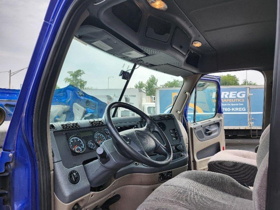 Day Cab Tractor-Heavy Duty Tractors-Freightliner-2019-Cascadia 12564ST-Belcamp-MD-138,191\n\t\tmiles-$ 53,250 - Image 10