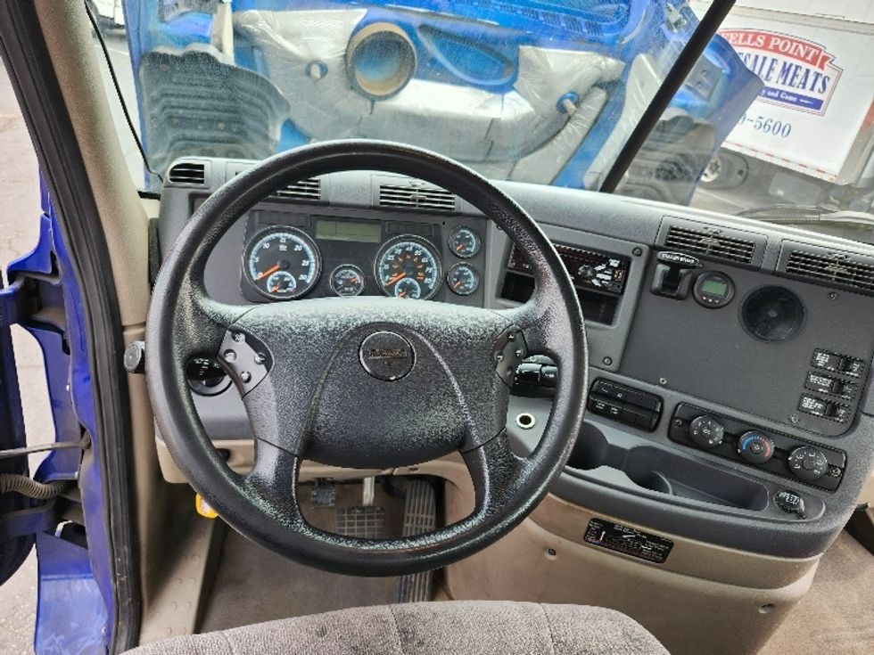 Day Cab Tractor-Heavy Duty Tractors-Freightliner-2019-Cascadia 12564ST-Belcamp-MD-138,191\n\t\tmiles-$ 53,250 - Image 11