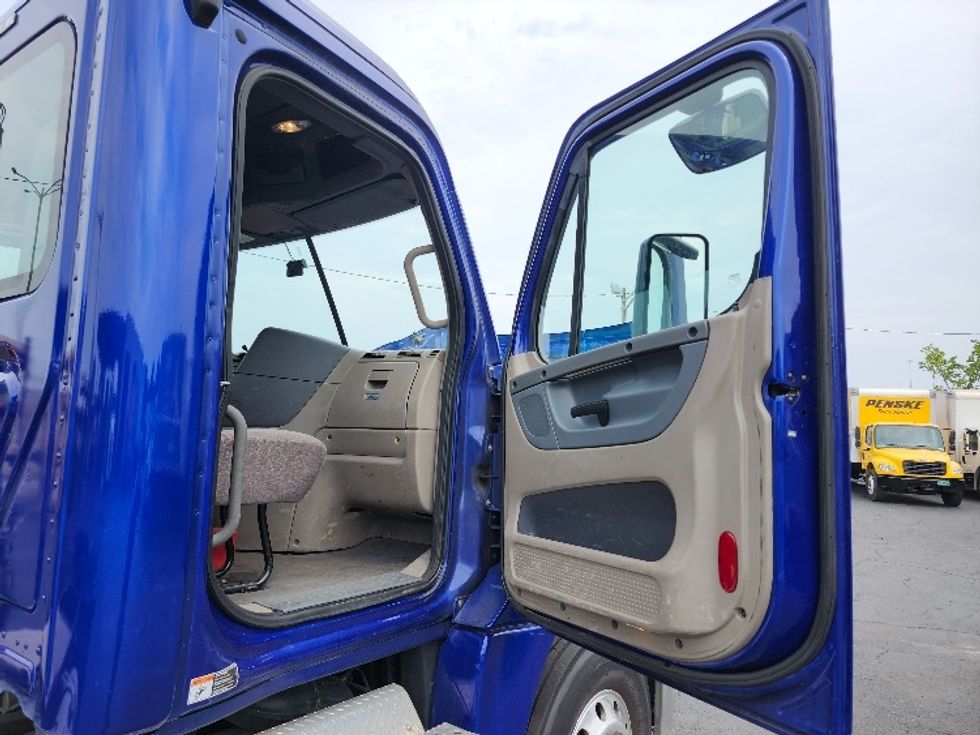 Day Cab Tractor-Heavy Duty Tractors-Freightliner-2019-Cascadia 12564ST-Belcamp-MD-138,191\n\t\tmiles-$ 53,250 - Image 12