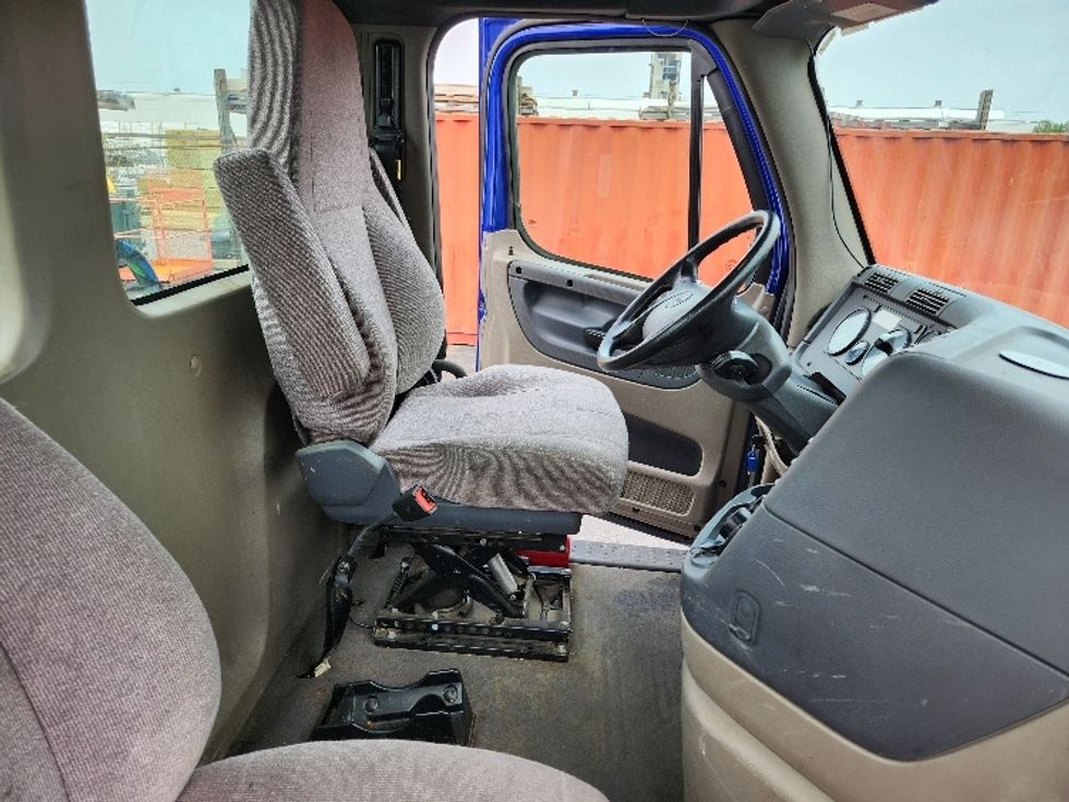 Day Cab Tractor-Heavy Duty Tractors-Freightliner-2019-Cascadia 12564ST-Belcamp-MD-138,191\n\t\tmiles-$ 53,250 - Image 14