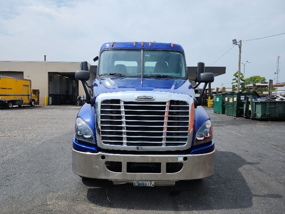 Day Cab Tractor-Heavy Duty Tractors-Freightliner-2019-Cascadia 12564ST-Belcamp-MD-138,191\n\t\tmiles-$ 53,250 - Image 2