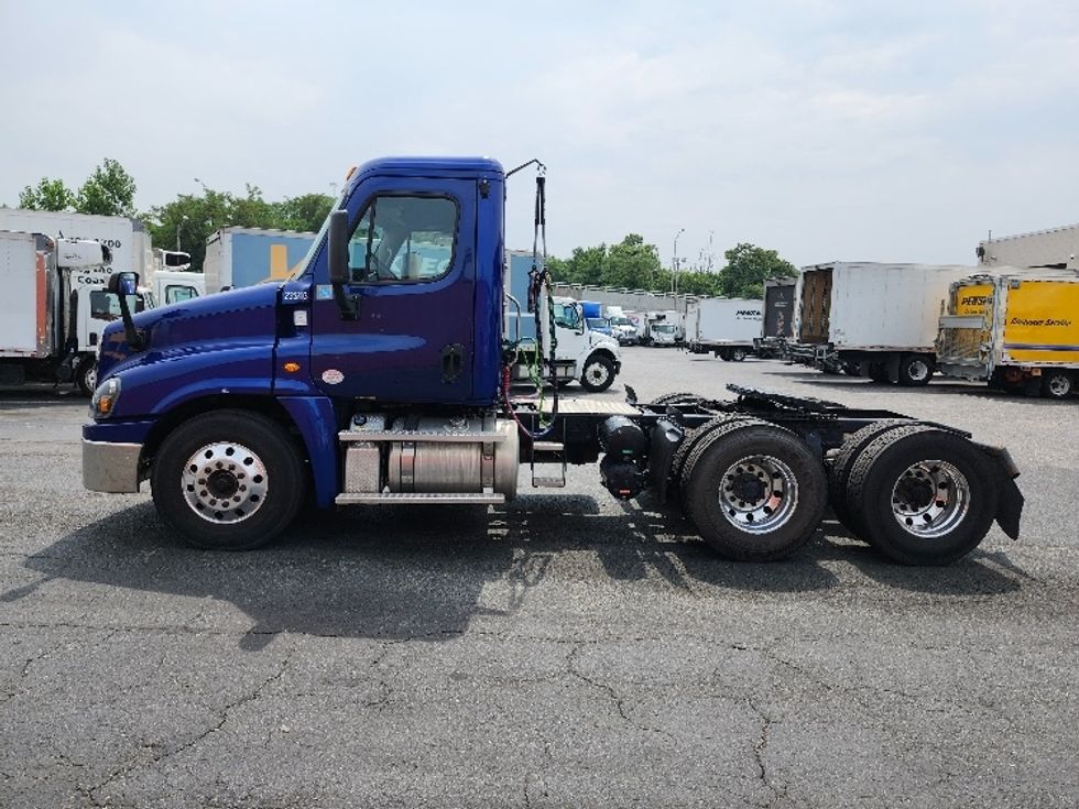 Day Cab Tractor-Heavy Duty Tractors-Freightliner-2019-Cascadia 12564ST-Belcamp-MD-138,191\n\t\tmiles-$ 53,250 - Image 4
