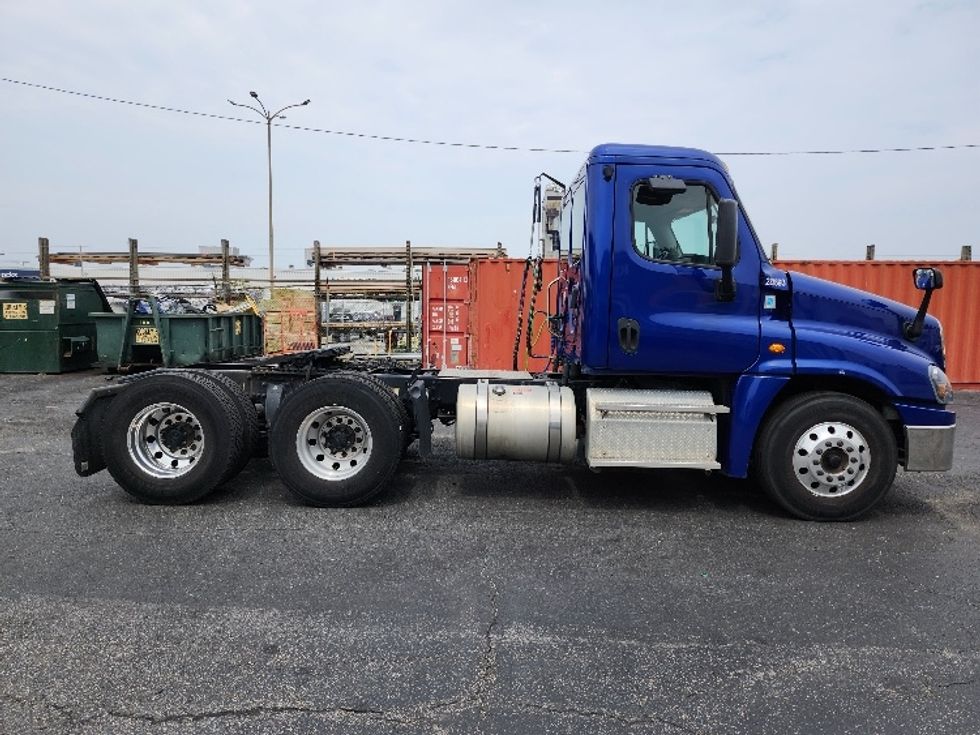 Day Cab Tractor-Heavy Duty Tractors-Freightliner-2019-Cascadia 12564ST-Belcamp-MD-138,191\n\t\tmiles-$ 53,250 - Image 8