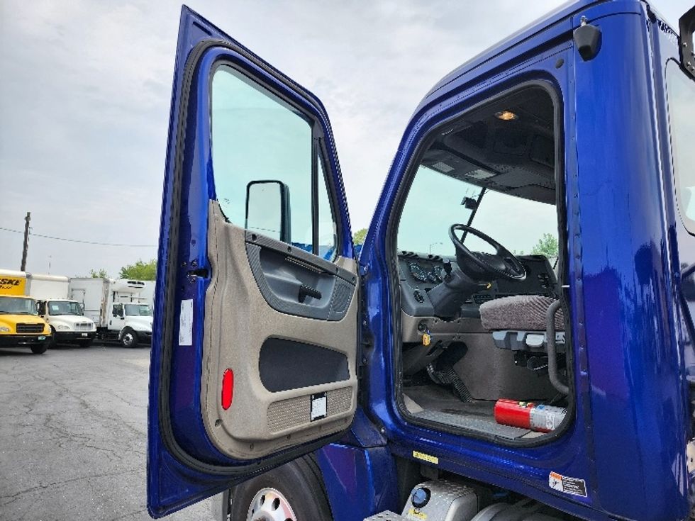 Day Cab Tractor-Heavy Duty Tractors-Freightliner-2019-Cascadia 12564ST-Belcamp-MD-138,191\n\t\tmiles-$ 53,250 - Image 9