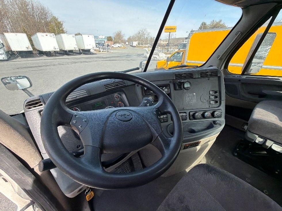 Day Cab Tractor-Heavy Duty Tractors-Freightliner-2019-Cascadia 12564ST-Belcamp-MD-223,786\n\t\tmiles-$ 44,250 - Image 10