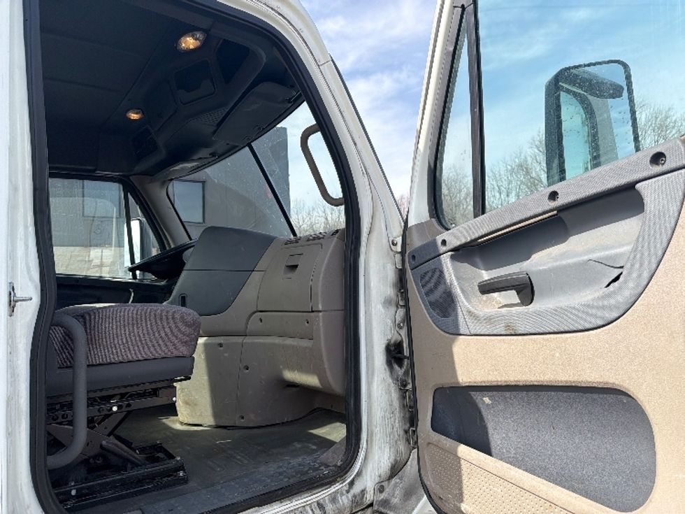 Day Cab Tractor-Heavy Duty Tractors-Freightliner-2019-Cascadia 12564ST-Belcamp-MD-223,786\n\t\tmiles-$ 44,250 - Image 12