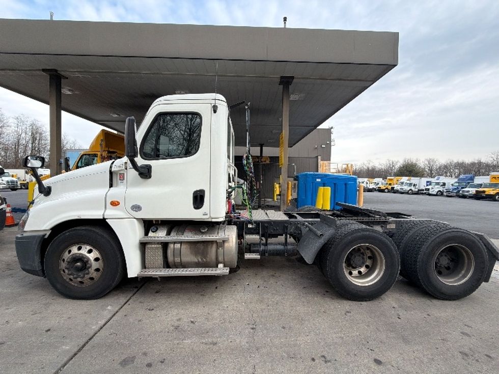 Day Cab Tractor-Heavy Duty Tractors-Freightliner-2019-Cascadia 12564ST-Belcamp-MD-223,786\n\t\tmiles-$ 44,250 - Image 4