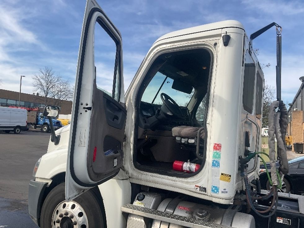 Day Cab Tractor-Heavy Duty Tractors-Freightliner-2019-Cascadia 12564ST-Belcamp-MD-240,786\n\t\tmiles-$ 43,250 - Image 9