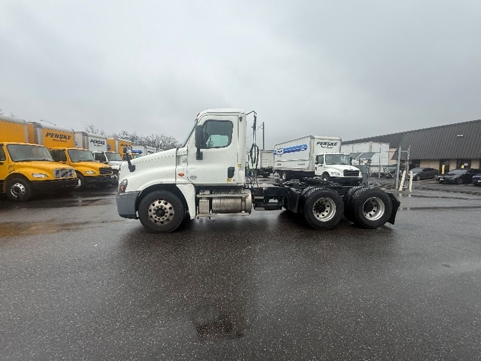 Day Cab Tractor-Heavy Duty Tractors-Freightliner-2019-Cascadia 12564ST-Belcamp-MD-246,343\n\t\tmiles-$ 43,000 - Image 4