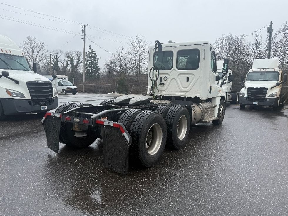 Day Cab Tractor-Heavy Duty Tractors-Freightliner-2019-Cascadia 12564ST-Belcamp-MD-246,343\n\t\tmiles-$ 43,000 - Image 7