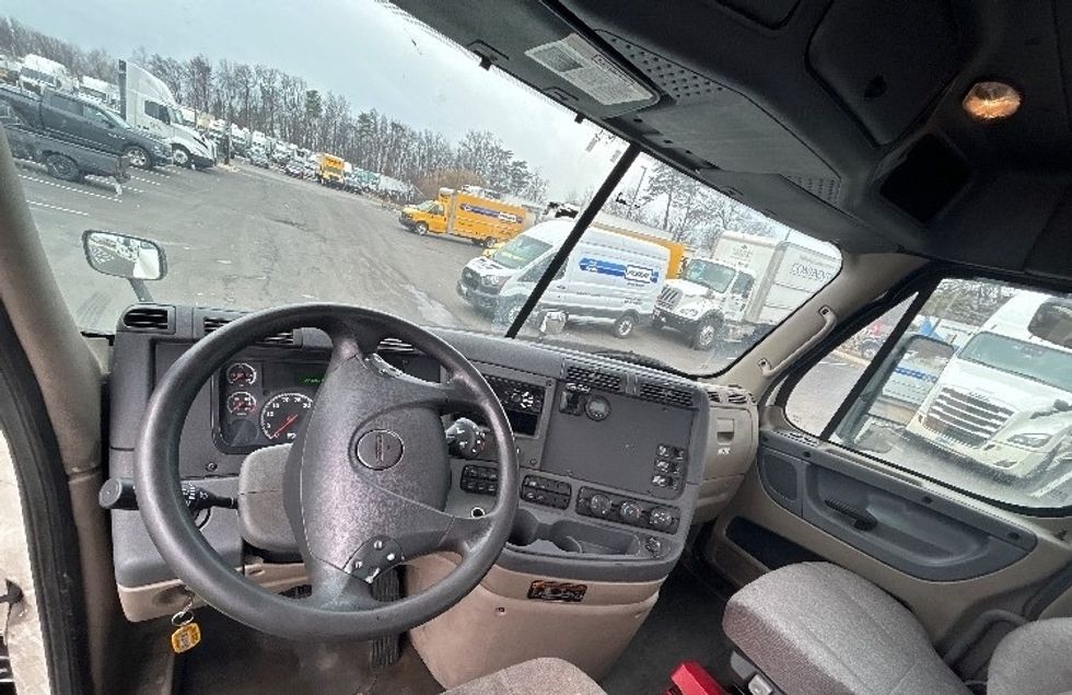 Day Cab Tractor-Heavy Duty Tractors-Freightliner-2019-Cascadia 12564ST-Belcamp-MD-294,208\n\t\tmiles-$ 40,750 - Image 10