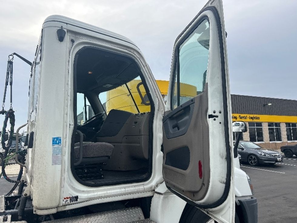Day Cab Tractor-Heavy Duty Tractors-Freightliner-2019-Cascadia 12564ST-Belcamp-MD-294,208\n\t\tmiles-$ 40,750 - Image 11