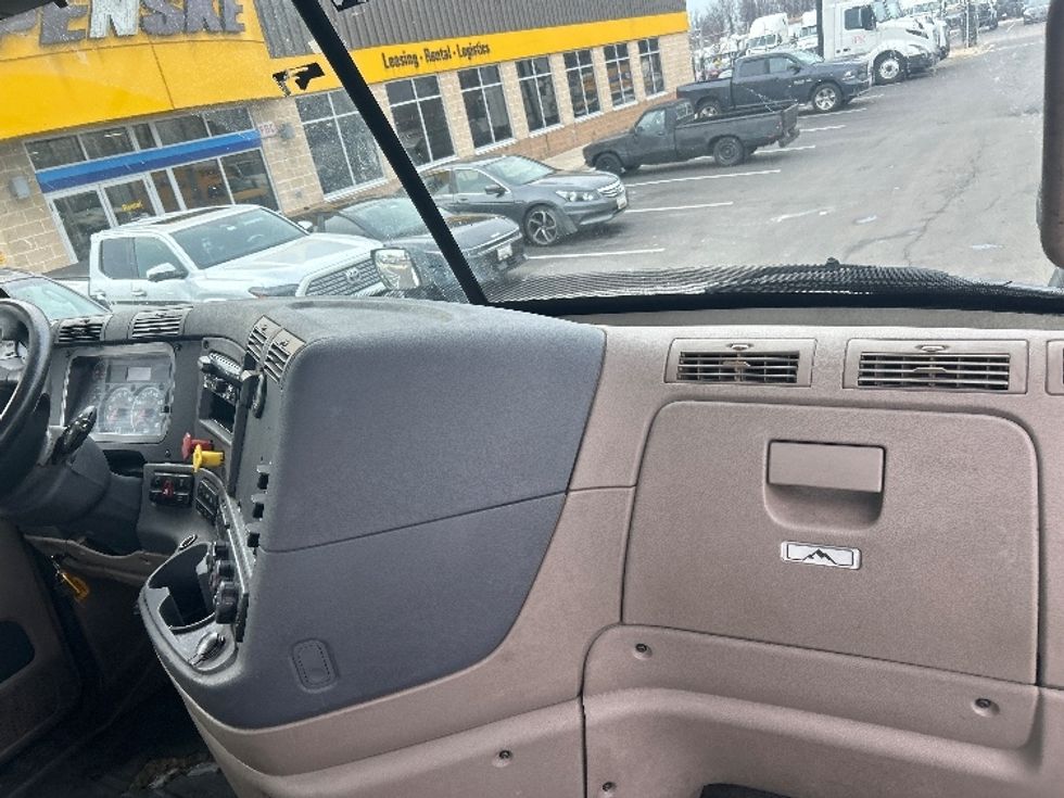 Day Cab Tractor-Heavy Duty Tractors-Freightliner-2019-Cascadia 12564ST-Belcamp-MD-294,208\n\t\tmiles-$ 40,750 - Image 12