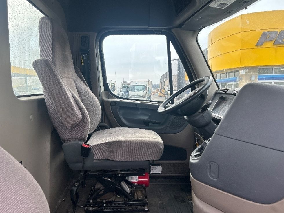 Day Cab Tractor-Heavy Duty Tractors-Freightliner-2019-Cascadia 12564ST-Belcamp-MD-294,208\n\t\tmiles-$ 40,750 - Image 13